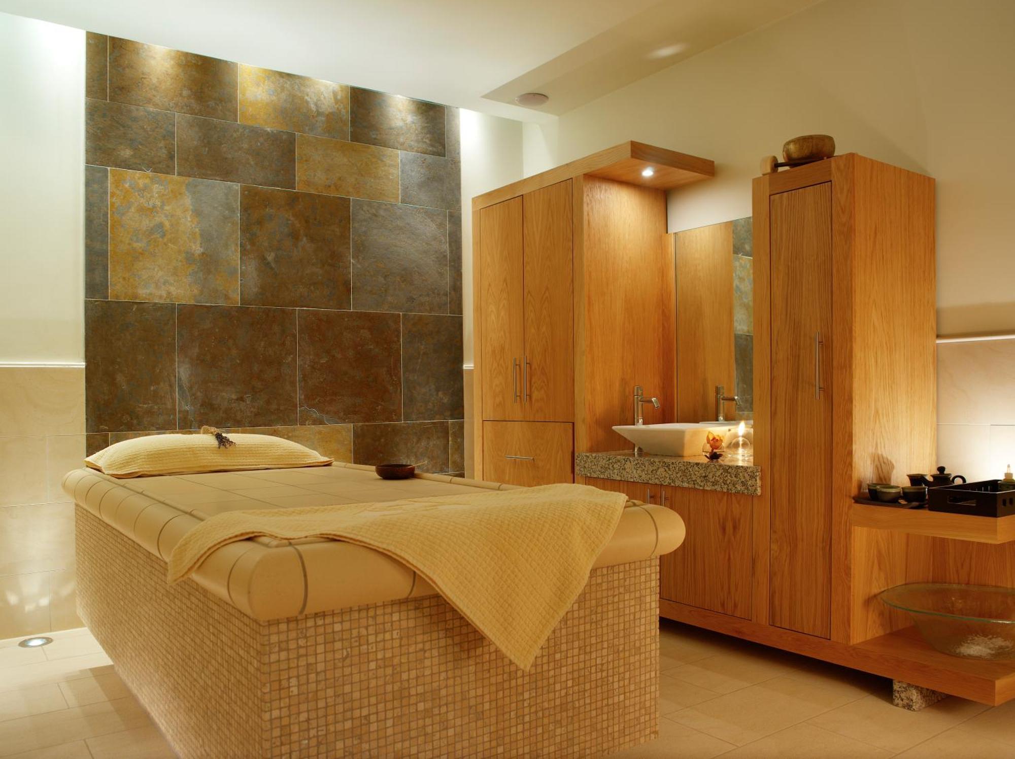 Aghadoe Heights Hotel & Spa Fossa Exterior foto A treatment room at a spa